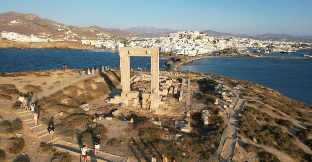Τοποθετήθηκε προστατευτική περίφραξη ελαφρού τύπου στην Πορτάρα της Νάξου – Δείτε φωτογραφίες