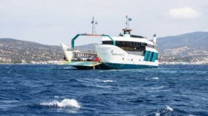 Στύρα: Σενάρια για ανθρώπινο λάθος ή μηχανική βλάβη εξετάζουν οι Αρχές για το πλοίο που προσάραξε σε ξέρα