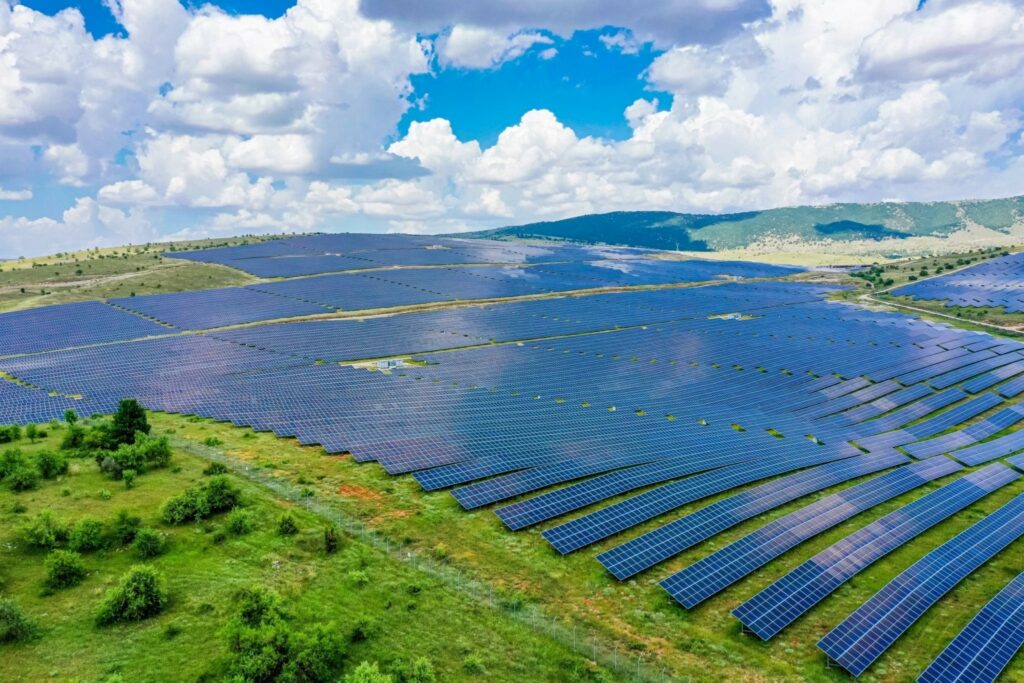Νέα επένδυση της Helleniq Energy σε ΑΠΕ – Εξαγόρασε έργα 405 MW σε Ρουμανία και Βουλγαρία