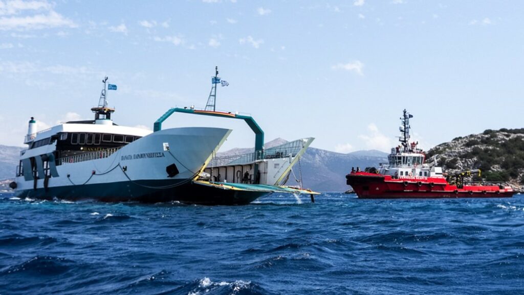 Ρυμουλκήθηκε στα Νέα Στύρα το φέρι μπότ που προσάραξε σε ξέρα - Απολογείται σήμερα ο καπετάνιος