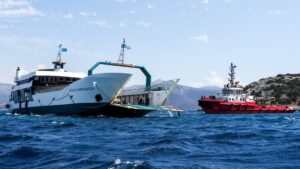 Ρυμουλκήθηκε στα Νέα Στύρα το φέρι μπότ που προσάραξε σε ξέρα - Απολογείται σήμερα ο καπετάνιος