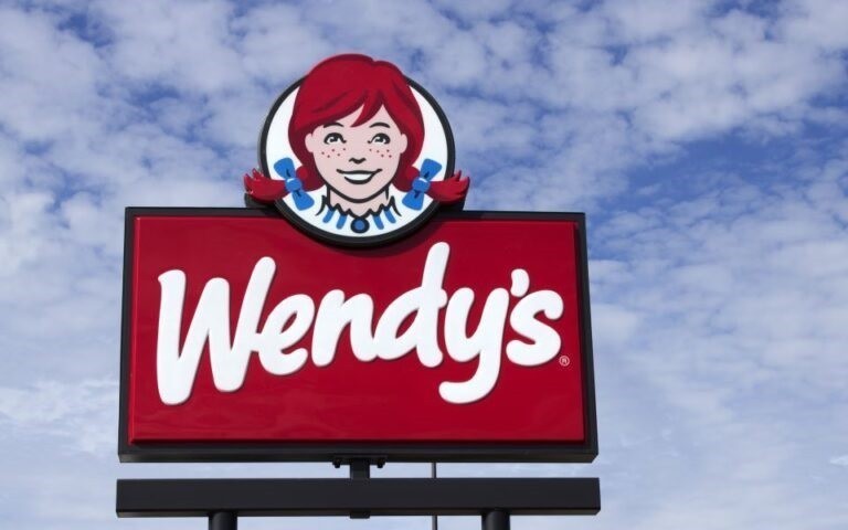 Γιατί η Wendy’s χαμηλώνει τις προσδοκίες πωλήσεων και αναθεωρεί τη στρατηγική της το 2025