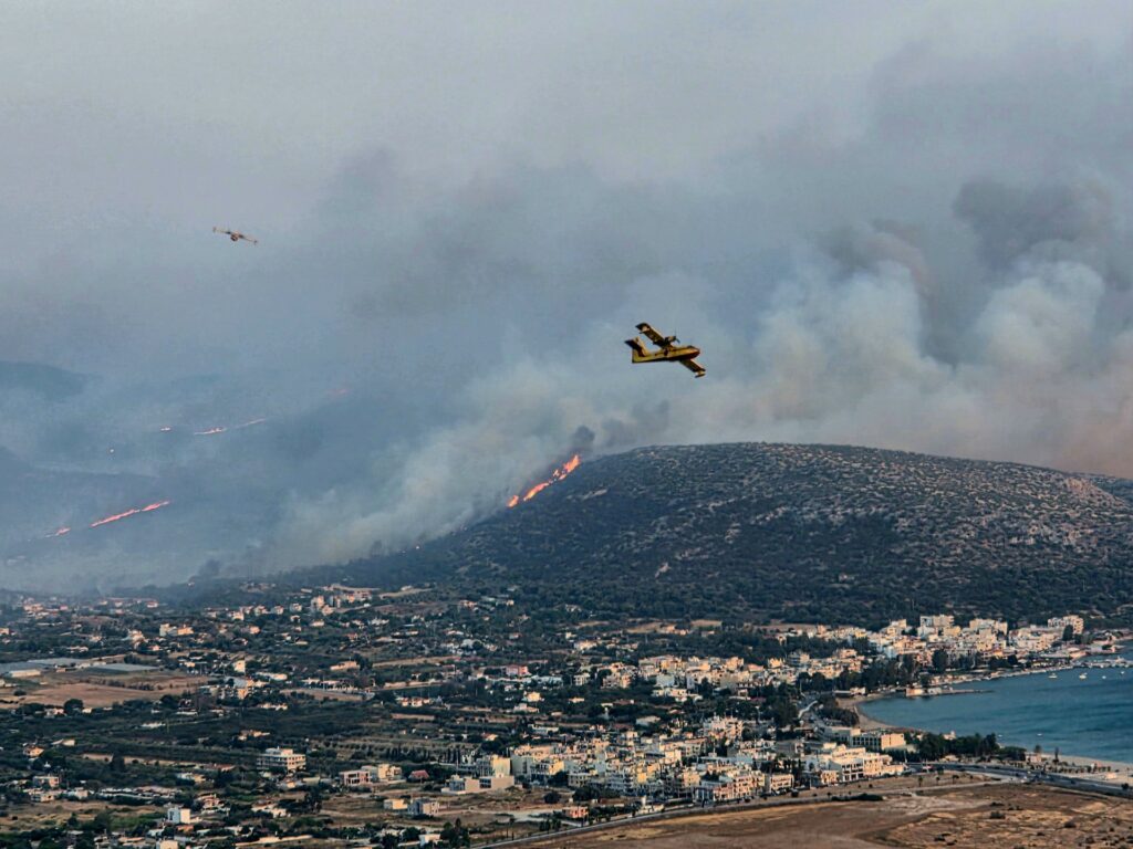 Μαίνεται το πύρινο μέτωπο στην Κερατέα: Μπαράζ 112 για εκκενώσεις, καίγονται σπίτια - Τουλάχιστον 10 απεγκλωβισμοί κατοίκων - Φωτιές - Φωτιά