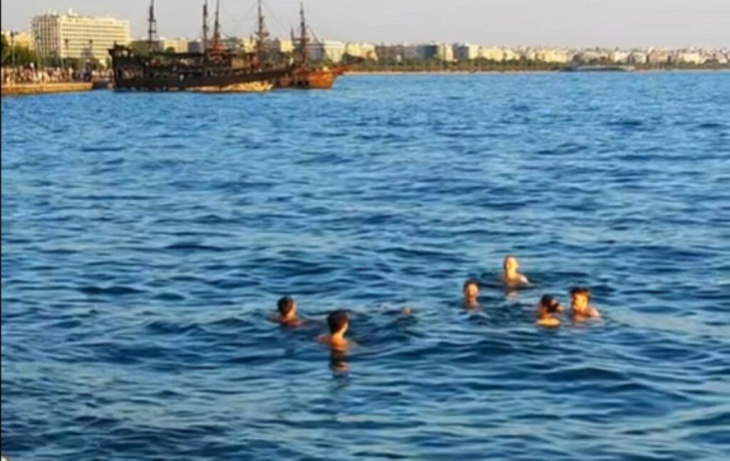 Θεσσαλονίκη: Παρέα νεαρών βούτηξε στον Θερμαϊκό - Βίντεο