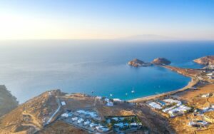 Ο «Έλα Σπύρο» που παρίστανε τον συνομιλητή του Λάτση και τον νταή στην Αράχωβα και τα ντεσιμπέλ που ξεπερνούσαν τους θυελλώδεις ανέμους στην αυθαίρετη βίλα του «Λουκά του Διπλού» ή και «Διπλού Κουμπάρου» κάπου στον Καλαφάτη!