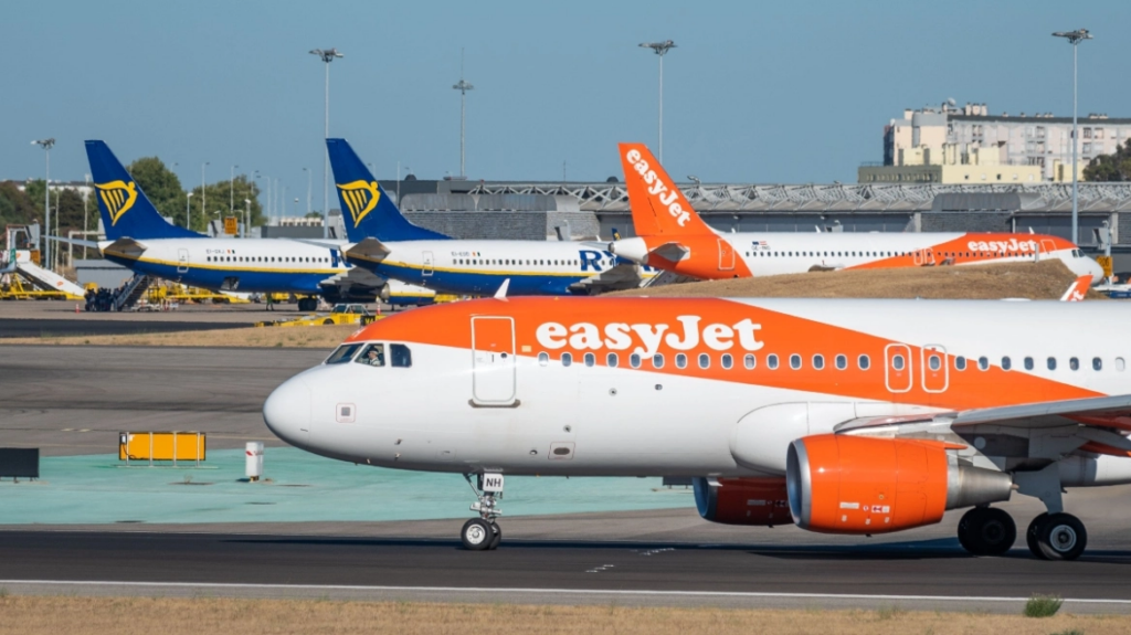 Σε διαθεσιμότητα πιλότος της EasyJet που περιφερότα γυμνός σε ξενοδοχείο στην Αφρική