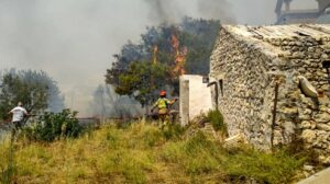 Τι είναι η μέθοδος «αντιπύρ» με την οποία ανακόπηκε η πυρκαγιά στη Ζάκυνθο