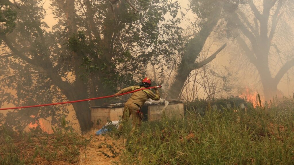 Μάχη με πολλές διάσπαρτες εστίες στην Πάτρα, βελτιωμένη εικόνα στη Χίο - Σε ύφεση οι φωτιές σε Ζάκυνθο, Πρέβεζα και Άρτα