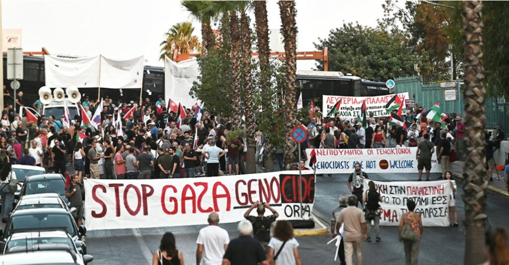 Συγκέντρωση του ΠΑΜΕ στο λιμάνι του Πειραιά για κρουαζιερόπλοιο από το Ισραήλ - Πέταξαν γιαούρτι στο κεντρικό λιμεναρχείο