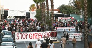 Συγκέντρωση του ΠΑΜΕ στο λιμάνι του Πειραιά για κρουαζιερόπλοιο από το Ισραήλ - Πέταξαν γιαούρτι στο κεντρικό λιμεναρχείο