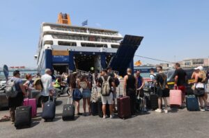 Με γεμάτα πλοία η έξοδος των εκδρομέων του Δεκαπενταύγουστου: 47 δρομολόγια σήμερα από Πειραιά, Λαύριο, Ραφήνα - 32.000 έφυγαν μόνο χθες
