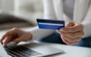 Ρόδος: Προσποιήθηκε τον λογιστή της εταιρείας της και απέσπασε 2.598 ευρώ από 29χρονη εργαζόμενη