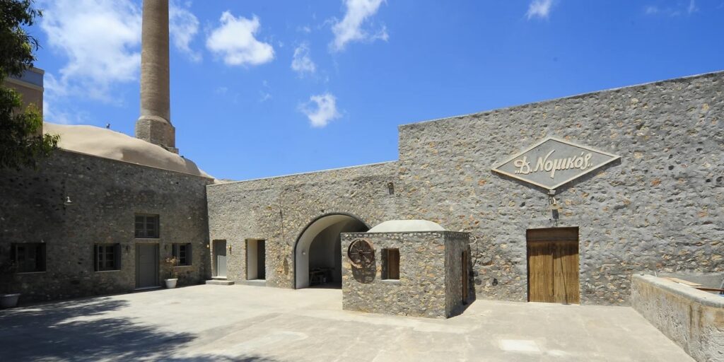 Σαντορίνη: Η Άρτεμις Χατζηγιαννάκη αποκαλύπτει άγνωστες πτυχές του νησιού στο παλιό μουσείο τομάτας