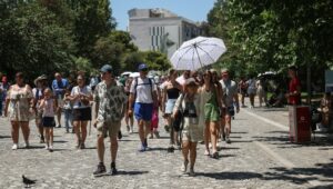 Καιρός: Μικρή πτώση της θερμοκρασίας σήμερα - Εξασθενούν τα μελτέμια και έρχονται μπόρες