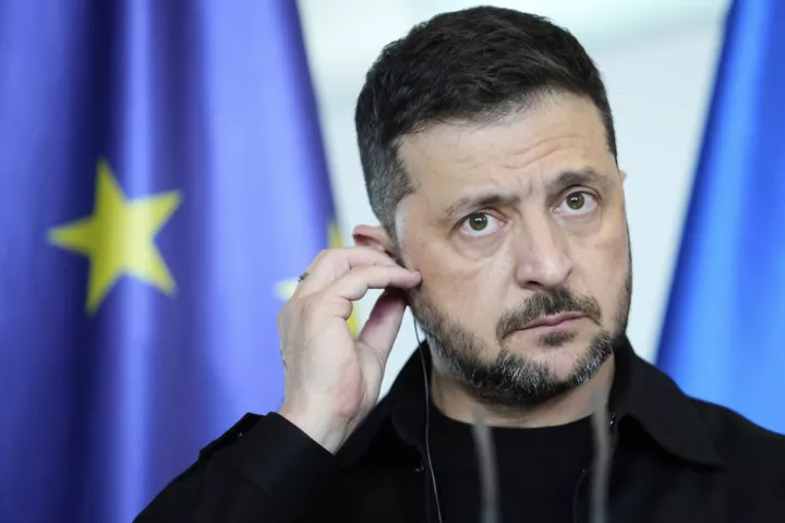 Όπως αναφέρει το BBC, «ακόμη δεν έχουμε ακούσει τίποτα από το Κίεβο», αλλά «ούτε ο Ζελένσκι δεν έχει κάνει ακόμα δημόσια δήλωση»