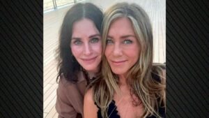 Κόρτνεϊ Κοξ και Τζένιφερ Άνιστον ποζάρουν μαζί – Οι «Μόνικα και Ρέιτσελ» ξανά ενωμένες