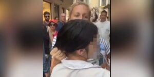 Βενετία: Αμερικανίδα τουρίστρια ακινητοποίησε τραβώντας από τα μαλλιά 14χρονη «πορτοφολού» – «Δεν θα ξεφύγεις»