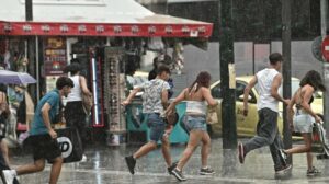 Καιρός: Υψηλές θερμοκρασίες αλλά με τοπικές μπόρες - Πού αναμένονται βροχές