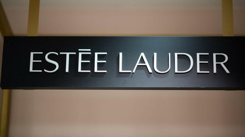 Estée Lauder: Κατρακύλησε η μετοχή μετά τις απογοητευτικές προβλέψεις κερδοφορίας