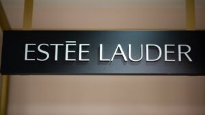 Estée Lauder: Κατρακύλησε η μετοχή μετά τις απογοητευτικές προβλέψεις κερδοφορίας