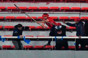 Σκηνές χάους στο Ιντεπεντιέντε-Ουνιβερσιδάδ - Επεισόδια με τραυματίες και έναν νεκρό