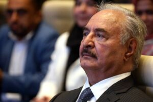 Bloomberg: Ο Χαφτάρ επιτρέπει στην Τουρκία έρευνες υδρογονανθράκων κοντά στην Κρήτη