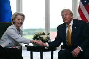 Εμπορική συμφωνία ΗΠΑ–ΕΕ: Τι προβλέπεται για δασμούς, επενδύσεις και ενέργεια
