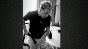 Ο Γιώργος Μαζωνάκης βάζει σκούπα στο σπίτι του - «Σαββατογενική» έγραψε σε βίντεο που δημοσίευσε