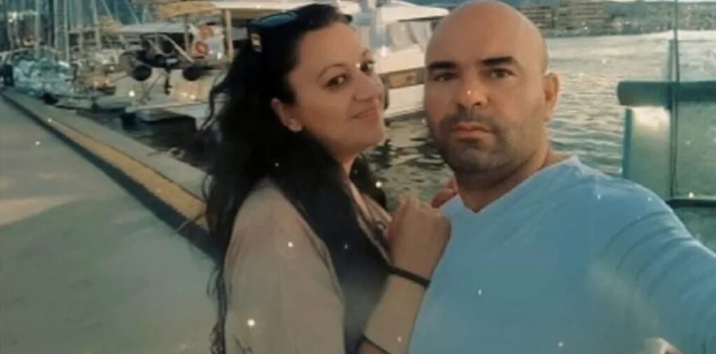 Ενώπιον του εισαγγελέα οδηγήθηκε σήμερα, Κυριακή 24/8, λίγα λεπτά πριν τις 11:30, ο 40χρονος δράστης της γυναικοκτονίας στον Βόλο. Ο 40χρονος σκότωσε την 36χρονη σύζυγό του, μπροστά στα μάτια των τεσσάρων παιδιών του, στο διαμέρισμά τους, στην οδό Κωνσταντά. Ο δράστης είχε κρυφτεί σε οικόπεδο της οδού Ευριπίδου, όπου και συνελήφθη το μεσημέρι του Σαββάτου. Όπως επισημαίνει το gegonota.news, σήμερα οδηγήθηκε στον εισαγγελέα συνοδευόμενος από ισχυρή αστυνομική δύναμη, φορώντας αλεξίσφαιρο γιλέκο. Ο δράστης της γυναικοκτονίας πέρασε με σκυμμένο το κεφάλι μπροστά από τις κάμερες και δεν απάντησε στις ερωτήσεις των δημοσιογράφων. Γυναικοκτονία στον Βόλο: Το βαρύ ποινικό παρελθόν του 40χρονου Το ζευγάρι είχε πολλούς καβγάδες το τελευταίο διάστημα, ενώ ο 40χρονος φέρεται να αντιμετωπίζει σοβαρά ψυχιατρικά προβλήματα. Μόλις τον περασμένο Ιούνιο είχε μεταφερθεί με εισαγγελική εντολή σε κλινική για ψυχιατρική εξέταση, όπου παρέμεινε για νοσηλεία μετά από απόπειρα αυτοκτονίας. Επίσης, ο 40χρονος έχει και βαρύ ποινικό παρελθόν, καθώς το 2024 είχε συλληφθεί για διοικητική απέλαση, το 2019 για κατοχή ναρκωτικών, το 2018 είχε καταδικαστεί για ψευδή ανωμοτί κατάθεση, ενώ το 2020 είχε εκτίσει 4 έτη ποινή φυλάκισης για συμμετοχή σε εγκληματική οργάνωση και διακίνηση ναρκωτικών. Ο δράστης είναι γνωστός στις Αρχές από το 2013, καθώς είχε απασχολήσει για πλαστογραφία και μία παράνομη είσοδο στη χώρα. Γυναικοκτονία στον Βόλο: Οργή από την ενήλικη κόρη του δράστη «Έχει πεθάνει και αυτός, όπως και η μητέρα μου» φέρεται να είπε σε δημοσιογράφους εφημερίδας του Βόλου, η ενήλικη κόρη του δράστη. Δήλωσε, πως νιώθει οργή γι’ αυτό που έκανε ο πατέρας της, ότι θέλει να τον συναντήσει και να του πει: «Ντροπή σου». Σύμφωνα με μαρτυρίες περιοίκων επρόκειτο για μία οικογένεια, με διαρκείς εντάσεις, ωστόσο, όπως μεταδίδει η ΕΡΤ, δεν είχε καταγγελθεί στις Αρχές μέχρι και την ημέρα της γυναικοκτονίας, κανένα περιστατικό ενδοοικογενειακής βίας. Στο μεταξύ, σκληρό και αμετανόητο χαρακτηρίζουν οι Αρχές τον 40χρονο δράστη της γυναικοκτονίας της 36χρονης μητέρας. Γυναικοκτονία στον Βόλο: Το χρονικό Την Παρασκευή η μεγάλη κόρη του ζευγαριού (18 ετών) τηλεφώνησε στο κέντρο της Άμεσης Δράσης και ειδοποίησε πως η μητέρα της βρίσκεται αιμόφυρτη στην είσοδο της πολυκατοικίας και πως υπαίτιος ήταν ο πατέρας της, ο οποίος την χτύπησε. Η 36χρονη κατέληξε μέσα στο ασθενοφόρο κατά τη διακομιδή της στο Γενικό Νοσοκομείο Βόλου. Μάρτυρες από τη γειτονιά του ζευγαριού ανέφεραν πως από το πρωί το ζευγάρι είχε έναν έντονο καβγά. Σύμφωνα με πληροφορίες, κάποια στιγμή η 36χρονη προσπάθησε να φύγει από το σπίτι, αλλά ο 40χρονος την ακολούθησε και της κάρφωσε στον λαιμό και στα πλευρά ένα αιχμηρό αντικείμενο από σετ ψησίματος ενώ της κατάφερε και πολλαπλές μαχαιριές.