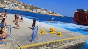Σίκινος: Λιμενικοί προσπαθούν να σταματήσουν τους «απονεριστές» που βουτούν πίσω από τα πλοία που φεύγουν