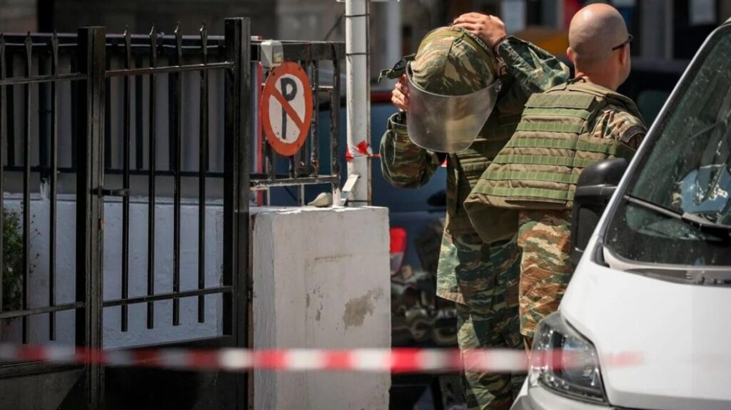 Βρέθηκε οπλοστάσιο σε κάδο απορριμμάτων στην Καισαριανή - Από όπλα μέχρι χειροβομβίδα εντόπισε το ΤΕΕΜ
