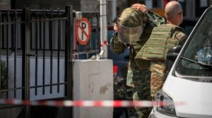 Βρέθηκε οπλοστάσιο σε κάδο απορριμμάτων στην Καισαριανή - Από όπλα μέχρι χειροβομβίδα εντόπισε το ΤΕΕΜ