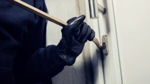 Διάρρηξη σε σπίτι στη Μαγνησία με λεία 150.000 ευρώ - Ο δράστης έτρεχε με το χρηματοκιβώτιο στα χέρια