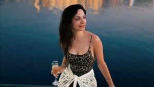 Η Κατερίνα Γερονικολού ποζάρει σε σκάφος τις τελευταίες ημέρες των διακοπών της