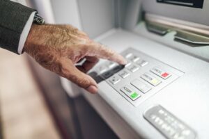 Τι θα αλλάξει στις τραπεζικές συναλλαγές για τους Ευρωπαίους από τον Σεπτέμβριο