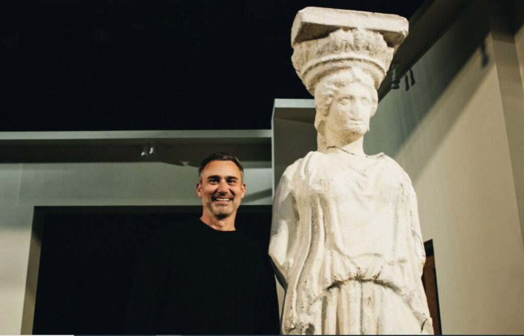 Το θεατρικό έργο «Η Καρυάτιδα!» του Γιώργου Καπουτζίδη επιστρέφει την φθινοπωρινή σεζόν σε νέα στέγη