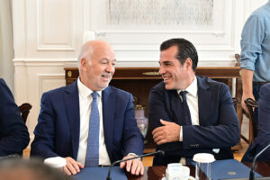 Φωτογραφίες από το πρώτο υπουργικό συμβούλιο μετά τις διακοπές: Πηγαδάκια, χαμόγελα και μπλε φάκελοι