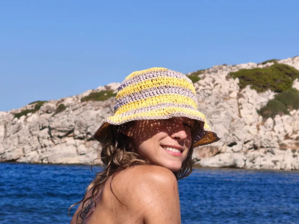 H ηθοποιός ποζάρει στη θάλασσα, φορώντας μόνο ένα κίτρινο καπέλο
