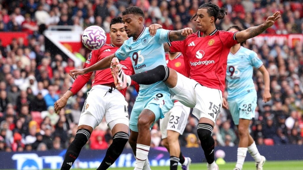Premier League: Επιτέλους νίκη για τη Γιουνάιτεντ, 3-2 την Μπέρνλι με πέναλτι στο 97