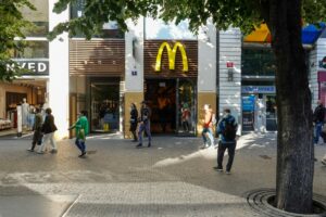 Ξεπέρασε τις προβλέψεις η McDonald’s στο β’ τρίμηνο – Ρόλο-κλειδί οι προσφορές