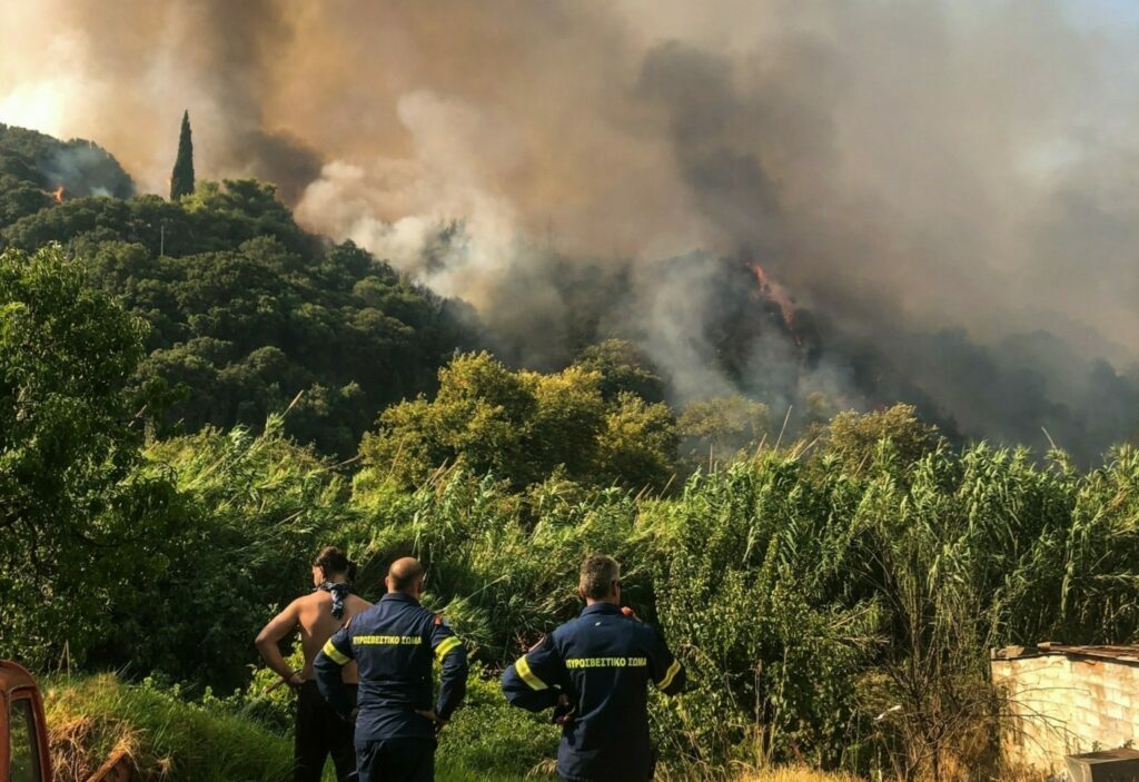 Μάχη με τις φλόγες σε Πάτρα, Πρέβεζα και Χίο – Εκκενώσεις και μπαράζ μηνυμάτων 112