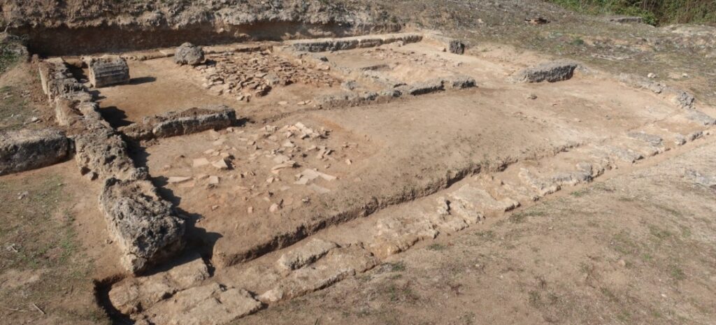 Αποκαλύφθηκε το βασιλικό γυμνάσιο της Μίεζας – Βρέθηκαν γραφίδες μαθητών του Αριστοτέλη