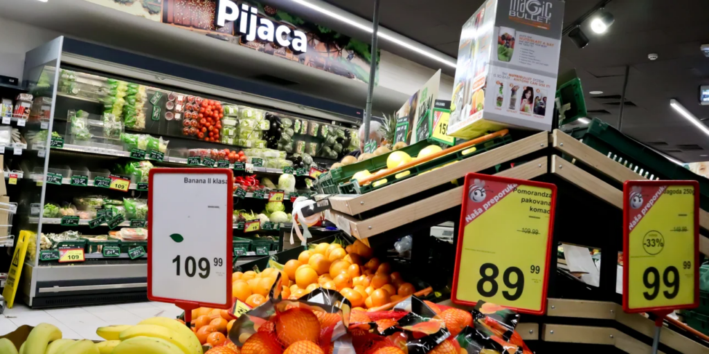 Η κυβέρνηση της Σερβίας επέβαλε μειώσεις τιμών στα μεγάλα σούπερ μάρκετ της χώρας