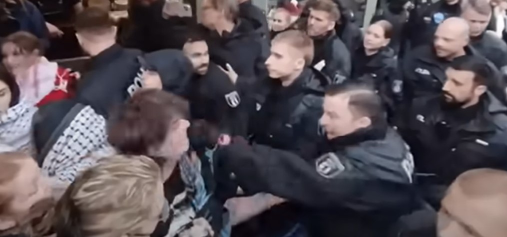 Γερμανία: Αστυνομικός έριξε γροθιά σε ακτιβιστή που διαδήλωνε κατά του Ισραήλ στο Βερολίνο - ΒΙΝΤΕΟ