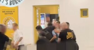 Μύκονος: Συμπλοκή αστυνομικών με μεθυσμένους Ιταλούς τουρίστες έξω από κατάστημα εστίασης