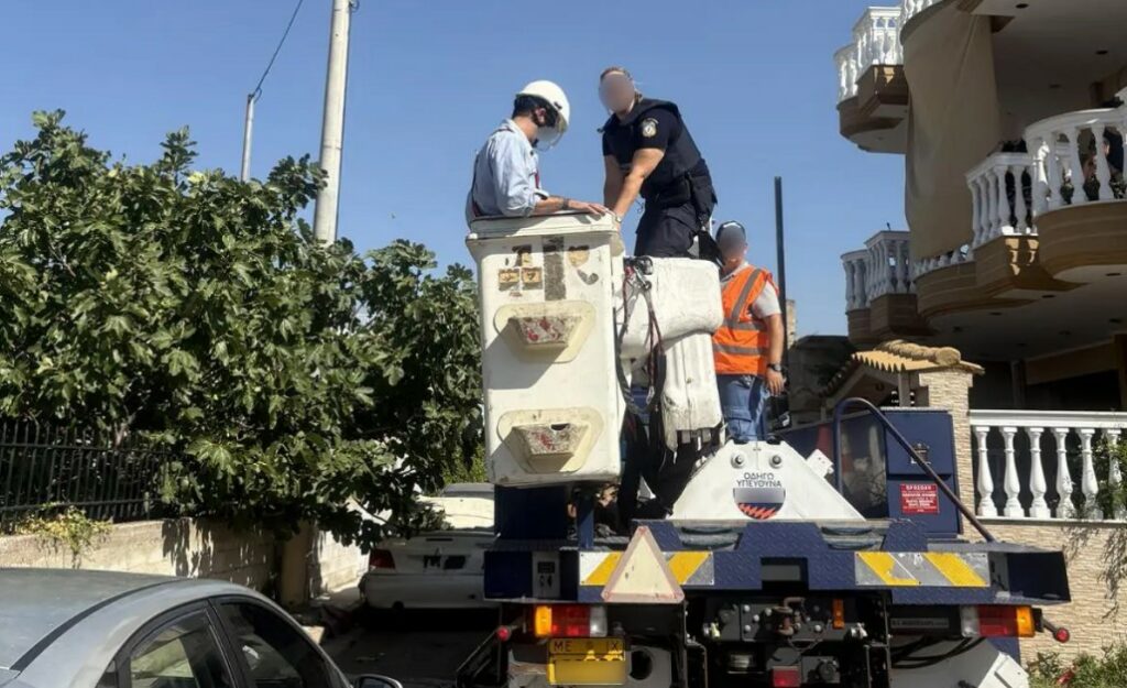 Μεγάλη αστυνομική επιχείρηση στο Μενίδι - 10 συλλήψεις για όπλα, κλοπές ρεύματος και παραβάσεις ΚΟΚ