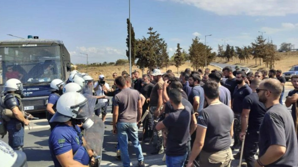 Ηράκλειο: Συγκέντρωση κτηνοτρόφων στον κόμβο του αεροδρομίου - Μπλόκο από την ΕΛΑΣ