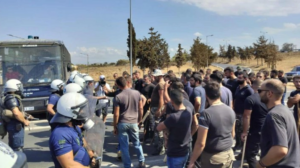 Ηράκλειο: Συγκέντρωση κτηνοτρόφων στον κόμβο του αεροδρομίου - Μπλόκο από την ΕΛΑΣ