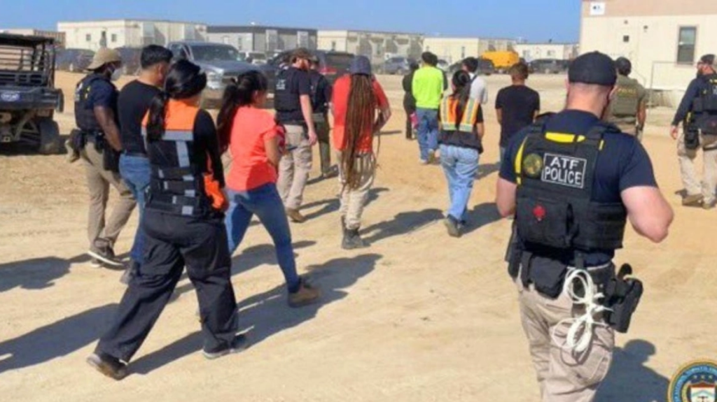 ΗΠΑ: Η ICE προχώρησε σε πάνω από 450 συλλήψεις μεταναστών σε υπό κατασκευή εργοστάσιο στη Τζόρτζια