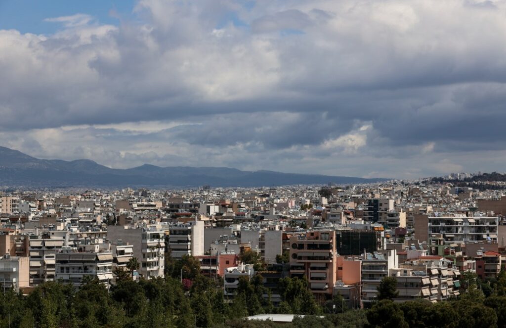Καιρός: Με συννεφιά, τοπικές μπόρες και ανέμους μέχρι 7 μποφόρ ξεκινά η βδομάδα